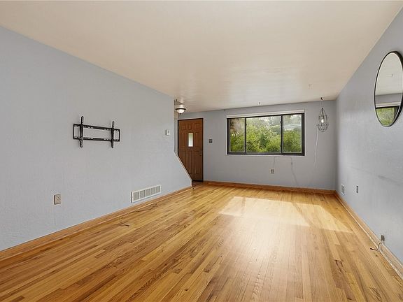 4th image of 2724 Dwight Ave