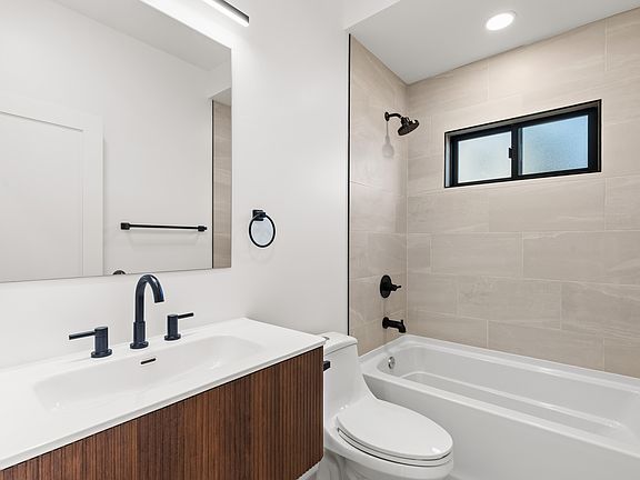 2nd image of 3248 Clairemont Dr #4