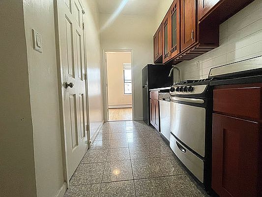 4th image of 109 Madison St APT 17