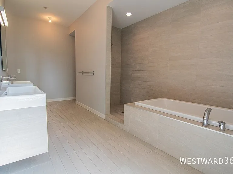 2651 N Hamlin Ave #20 — Photo 9