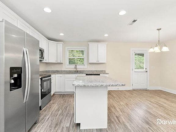 5th image of 102 Beaumont Cir