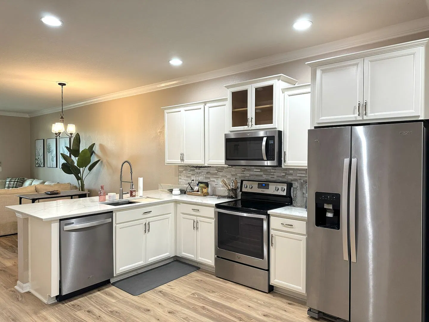 Updated Townhome in Gated Magnolia Park! — Photo 2
