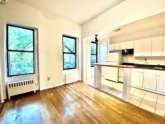 3rd image of 370 W 46th St APT 2A