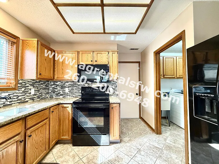 823 Woodland Springs Pl — Photo 2