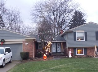 522 Fox River Dr, Bloomfield Hills, MI 48304