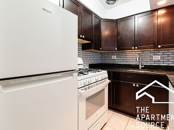 3rd image of 6830 N Sheridan Rd APT 270