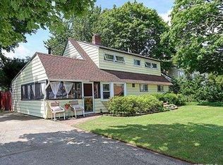 30 Straight Ln, Levittown, NY 11756