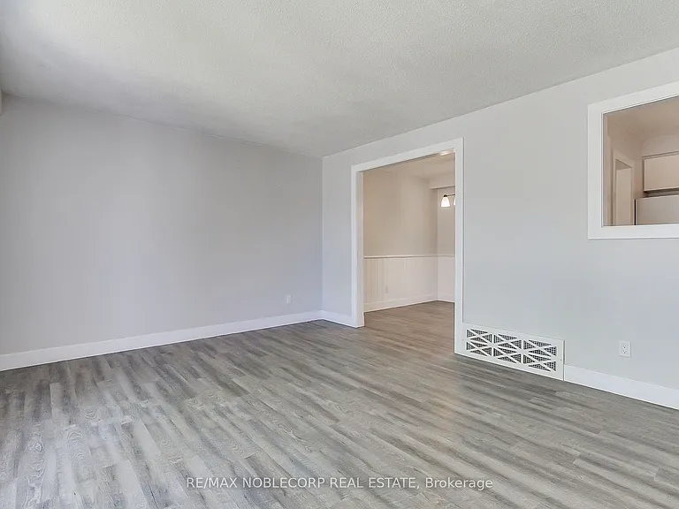 17 Larkdale Cres — Photo 11