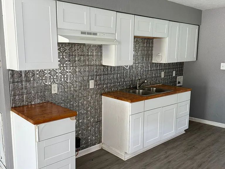 310 S Farragut Ave — Photo 2