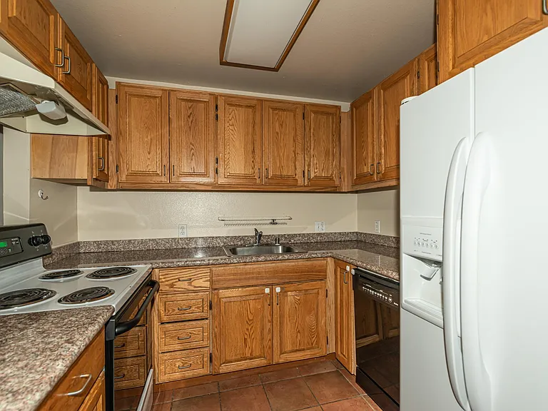 140 Caldecott Ln #4 — Photo 7