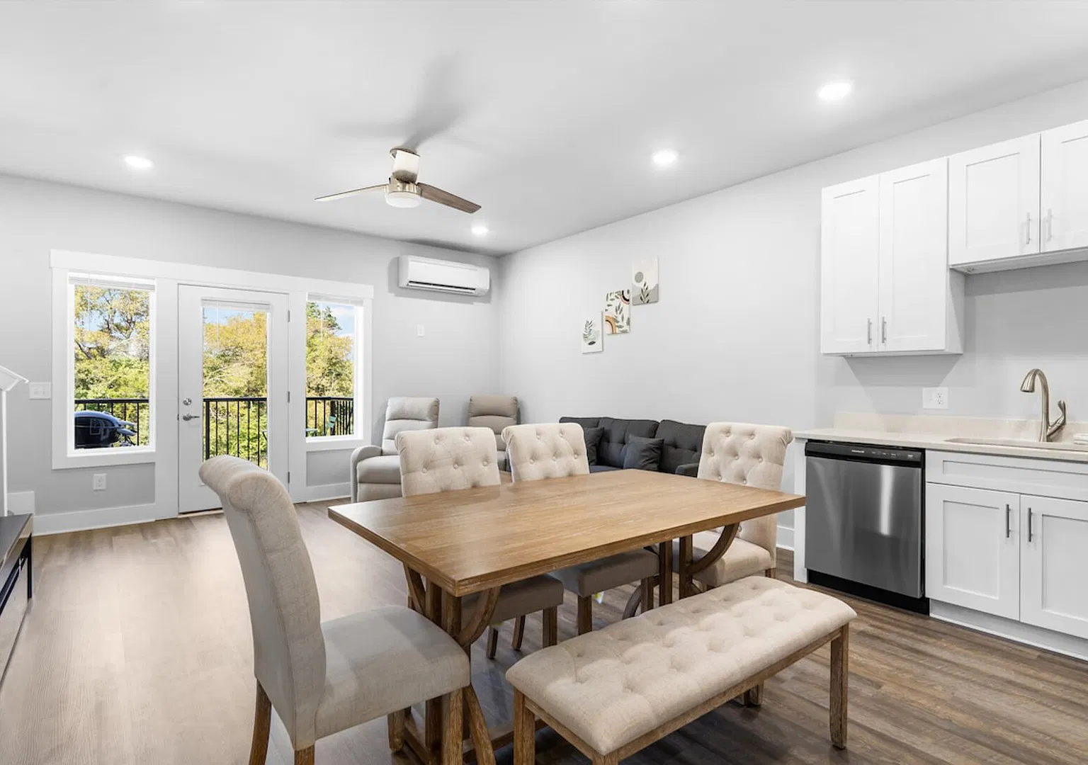 Massive 3 bedroom home close to downtown! — Photo 3