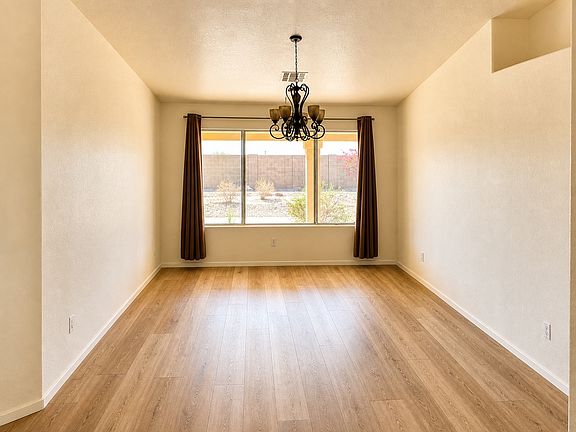 4th image of 860 S Pineview Dr