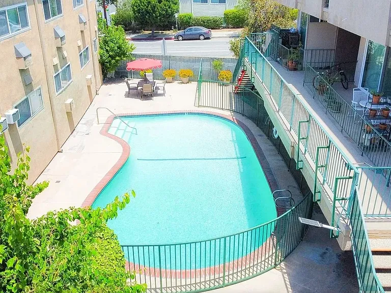 Encino Plaza Apartments — Photo 2