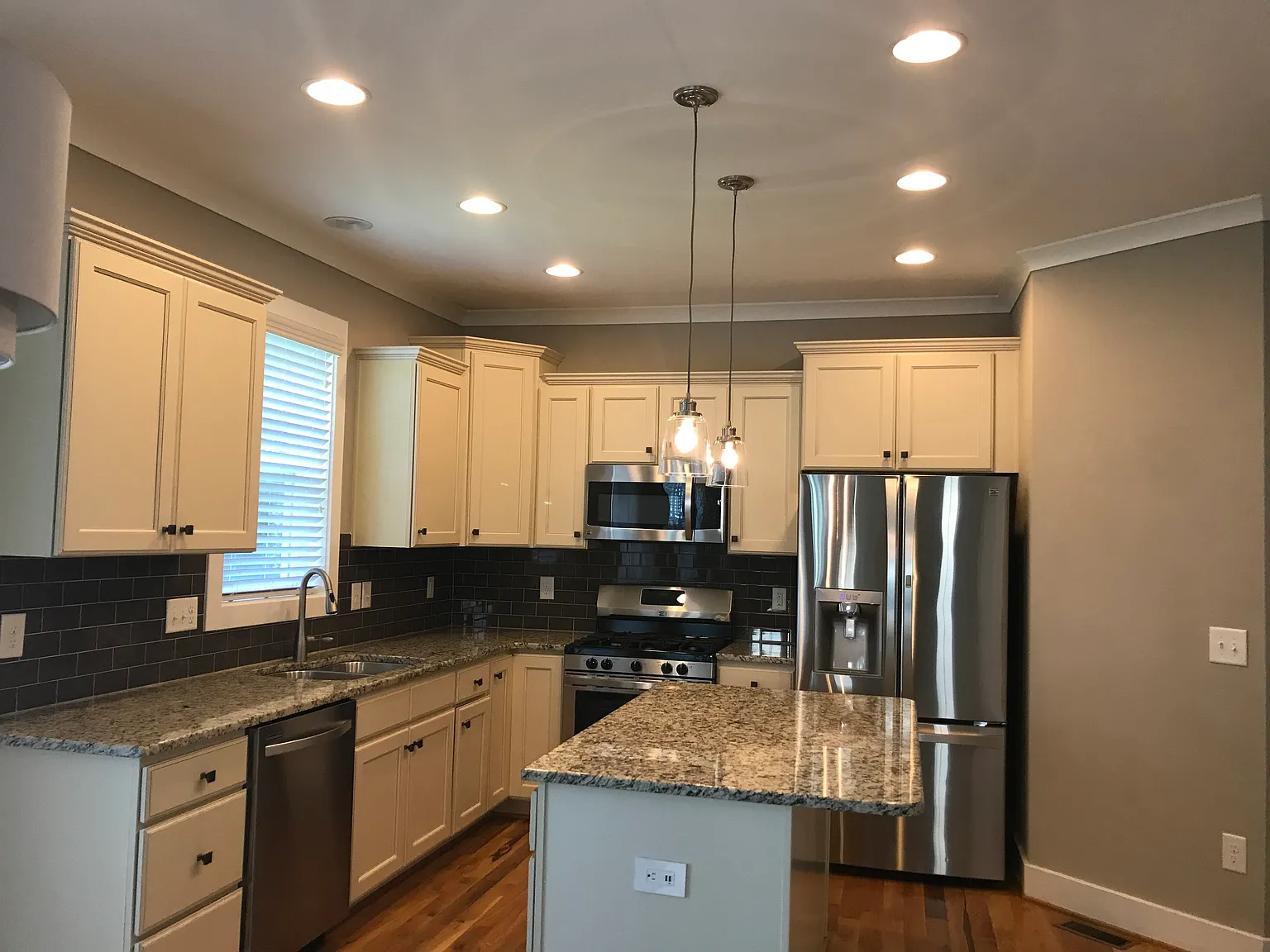 4 bed, 2160 sqft, $2,950 — Photo 2