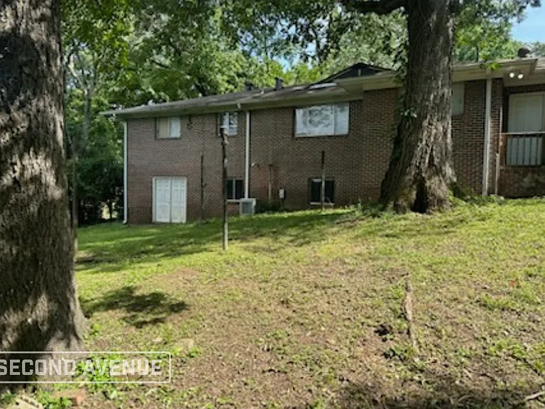 957 Hickory Cir — Photo 2