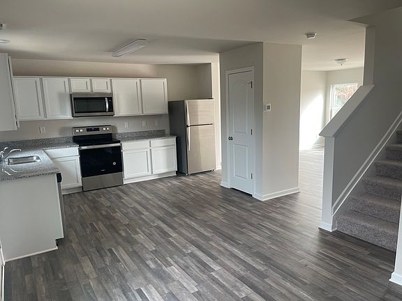 3rd image of 132 Grassy Meadow Ln
