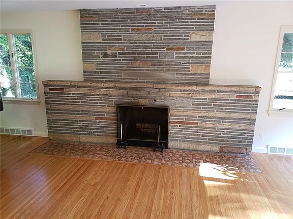 5th image of 276 Oakridge Dr