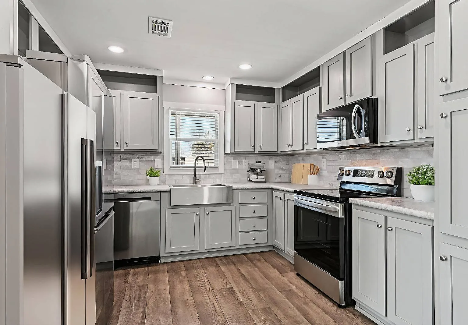 3 bed, 2.0 bath, 1008 sqft, $1,895 — Photo 3
