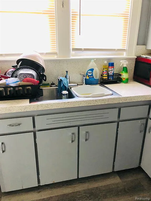 2 bed, 1.0 bath, 2394 sqft, $1,350 — Photo 3