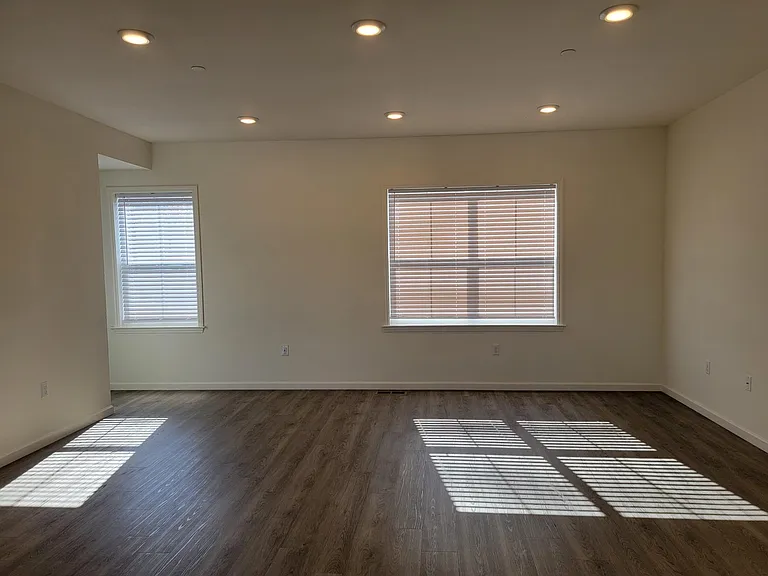 4616 Commerce St — Photo 4
