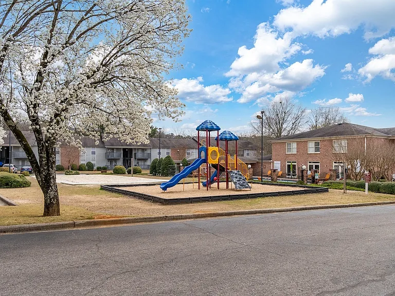 Ascot Place Apartments — Photo 8