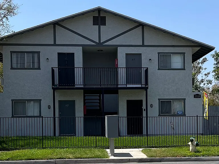 5910 Warren St — Photo 2