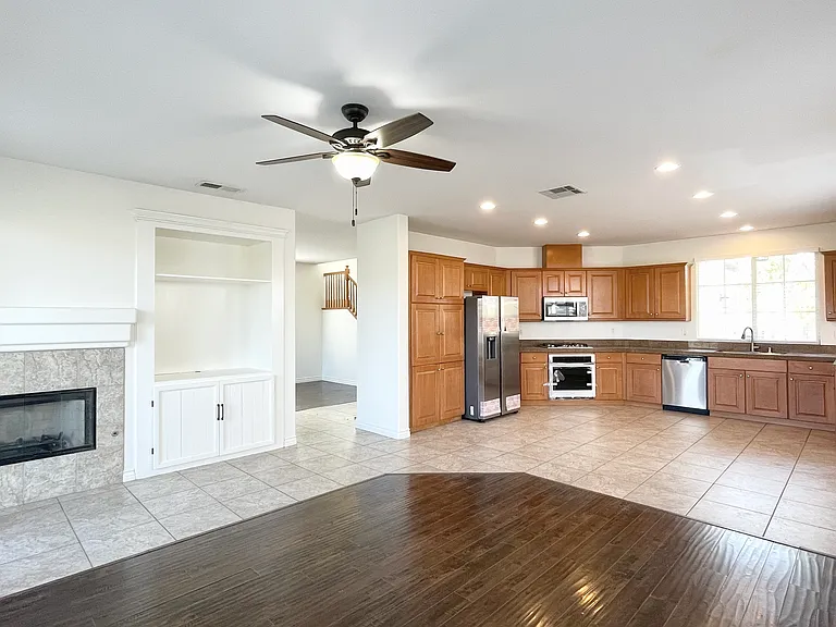 5218 Mariner Dr — Photo 2
