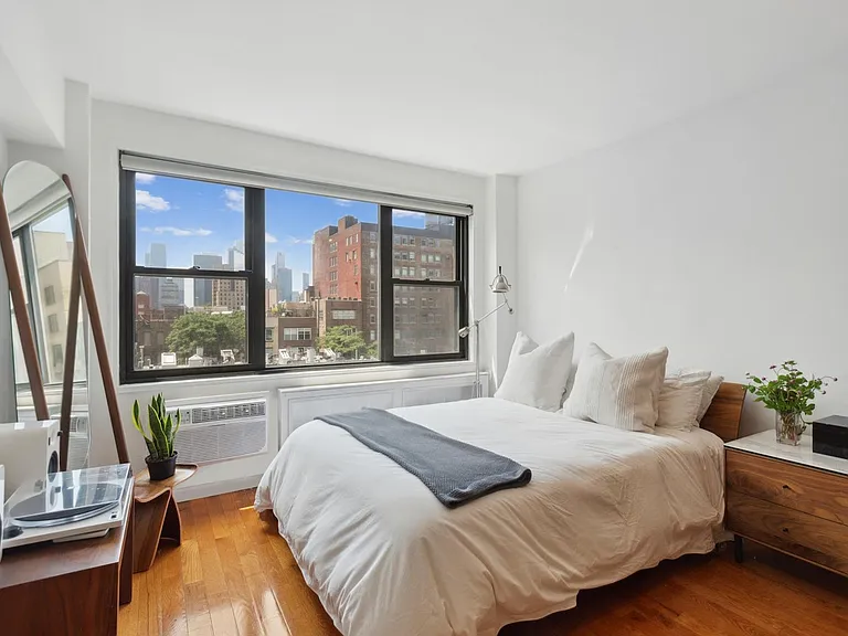 408 W 57th St #8A — Photo 3