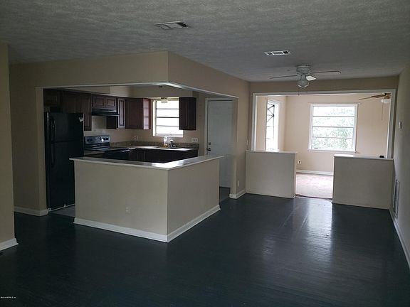 3rd image of 10261 Colonial Ct N