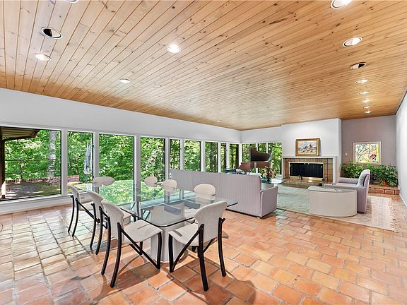 3rd image of 12 Woodland Dr