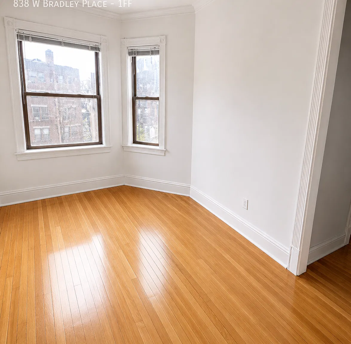 Spacious 3 Bed / 3 Bath Apartment in Lakeview Hardwood Floors & High Ceilings — Photo 2
