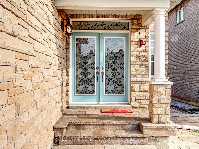 230 Humberland Dr — Photo 4