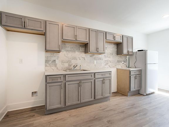 2nd image of 135 E Lippincott St #5