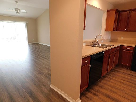2nd image of 916 Mandrake St
