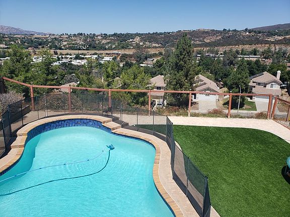 Backyard with turf/fence(2)