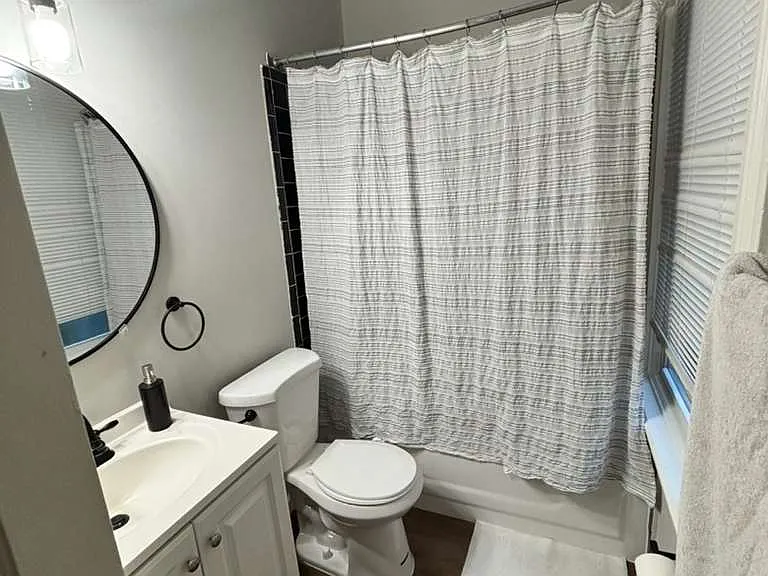 Master bedroom with en-suite bathroom - 1st floor