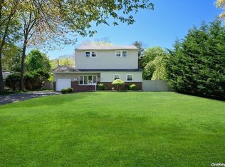 1029 Martinstein Ave, Bay Shore, NY 11706