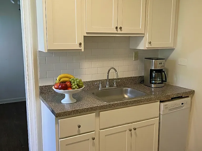 Jericho Manor Apartments — Photo 3