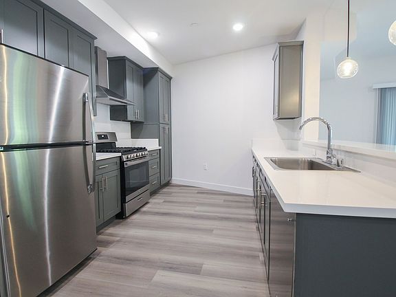 4th image of 13713 Oxnard St #306