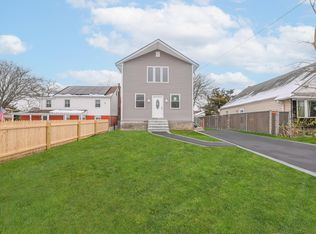 28 Lake Dr, Copiague, NY 11726