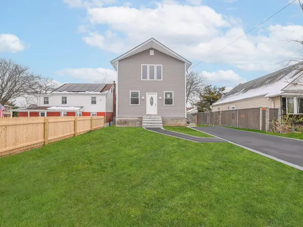 28 Lake Drive, Copiague, NY 11726