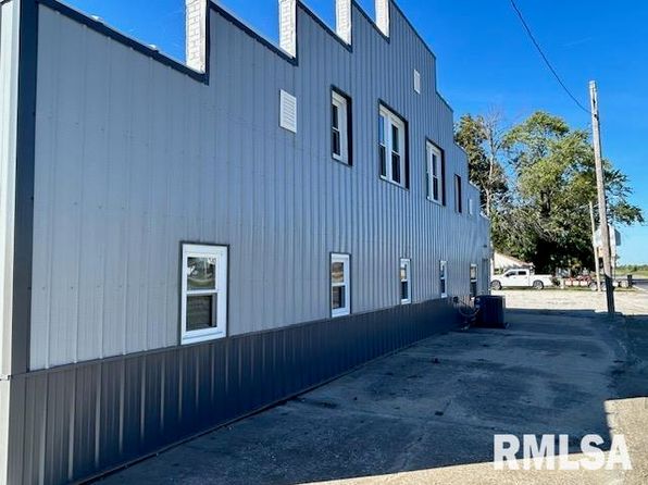 102 W 3rd St, Ina, IL 62846