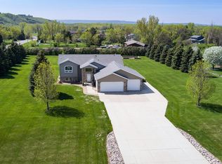 5677 Falconer Dr, Bismarck, ND 58504