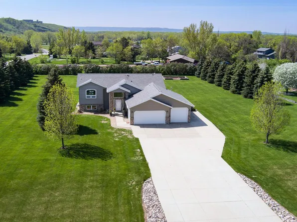 5677 Falconer Dr, Bismarck, ND 58504