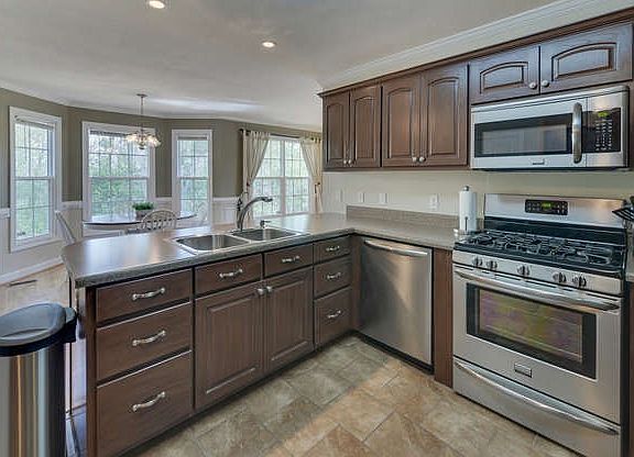 3rd image of 178 Whispering Oaks Dr