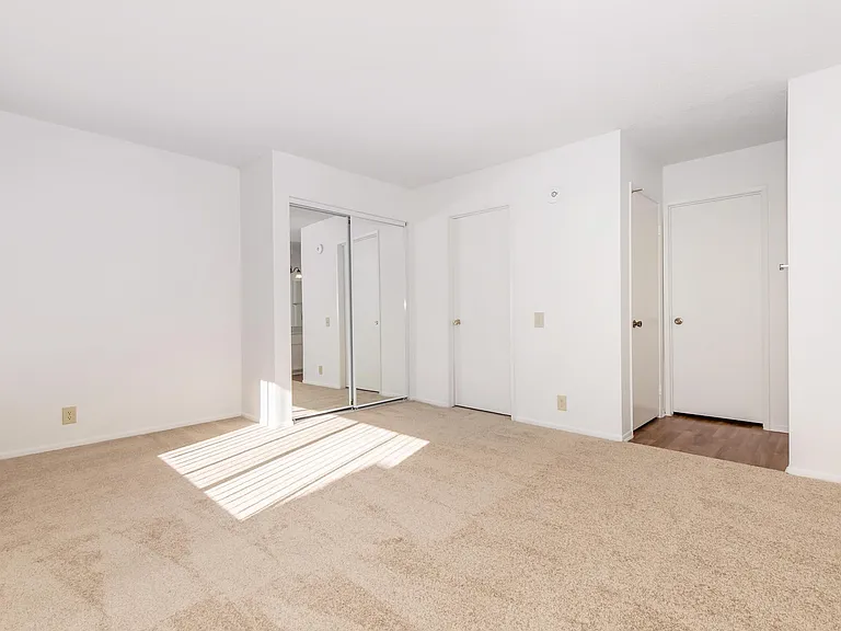 Huntington Lakes Apartments — Photo 19