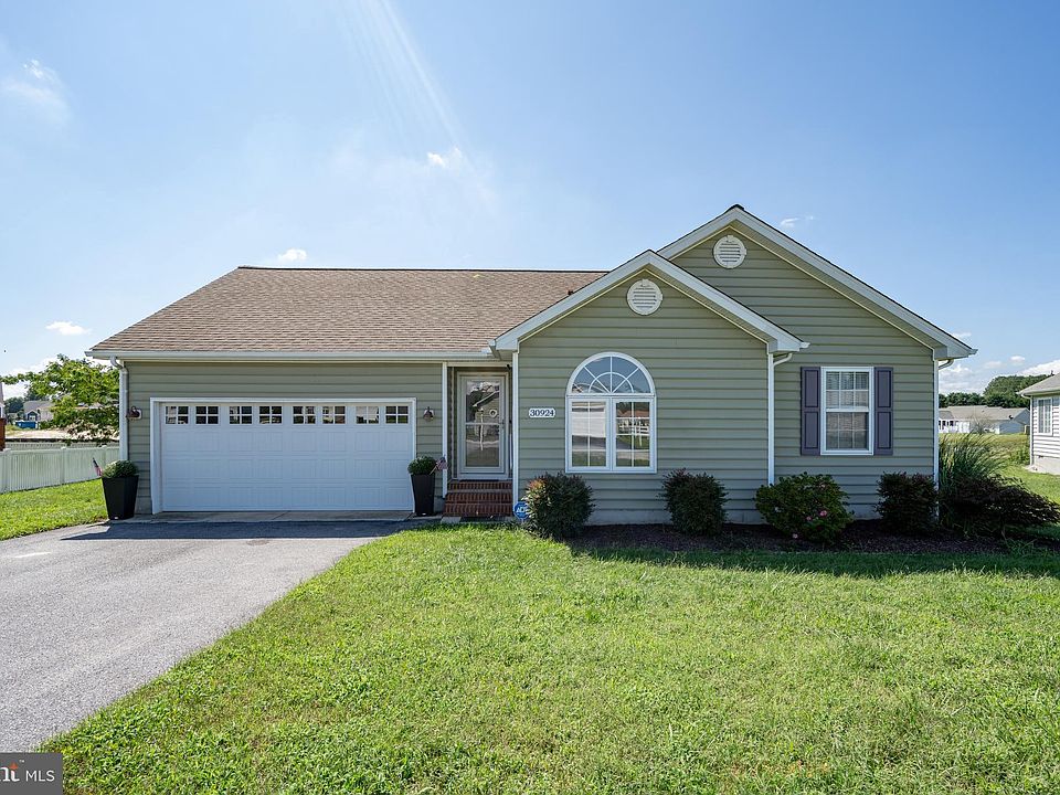 1st image of 30924 Clubhouse Cir