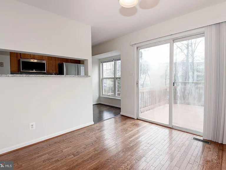22037 Manning Sq — Photo 12
