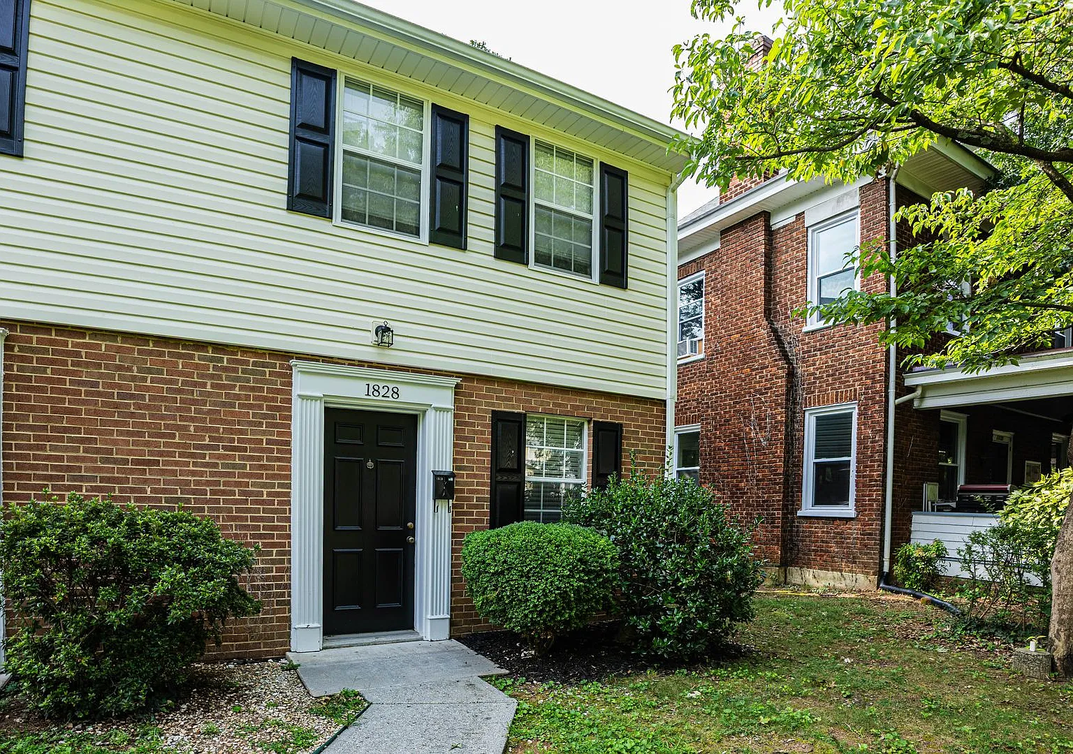 New Listing! — Photo 3