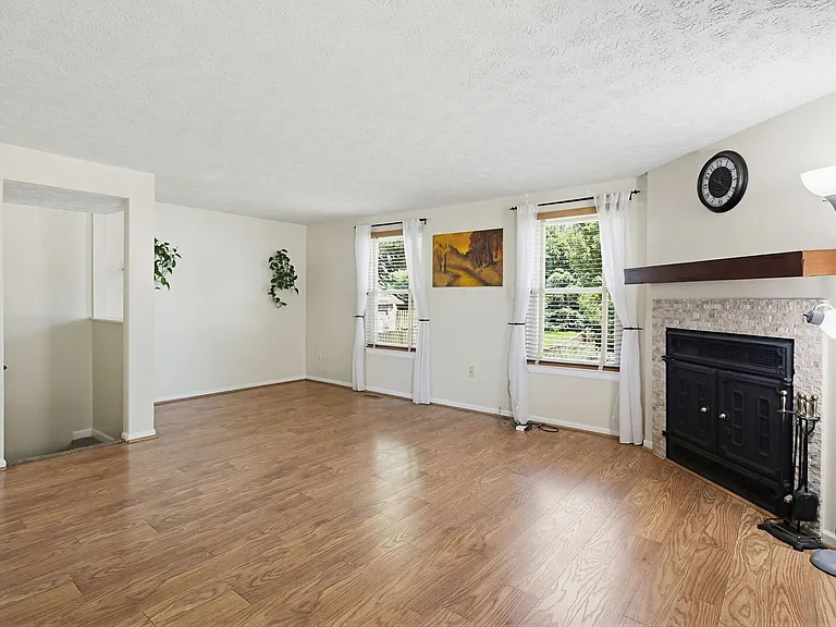 9402 Granite Hl — Photo 13